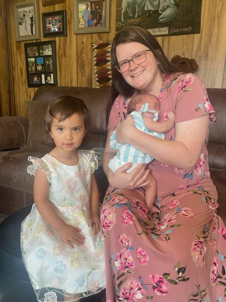 Brailey Valenzuela with baby Arley and big sister