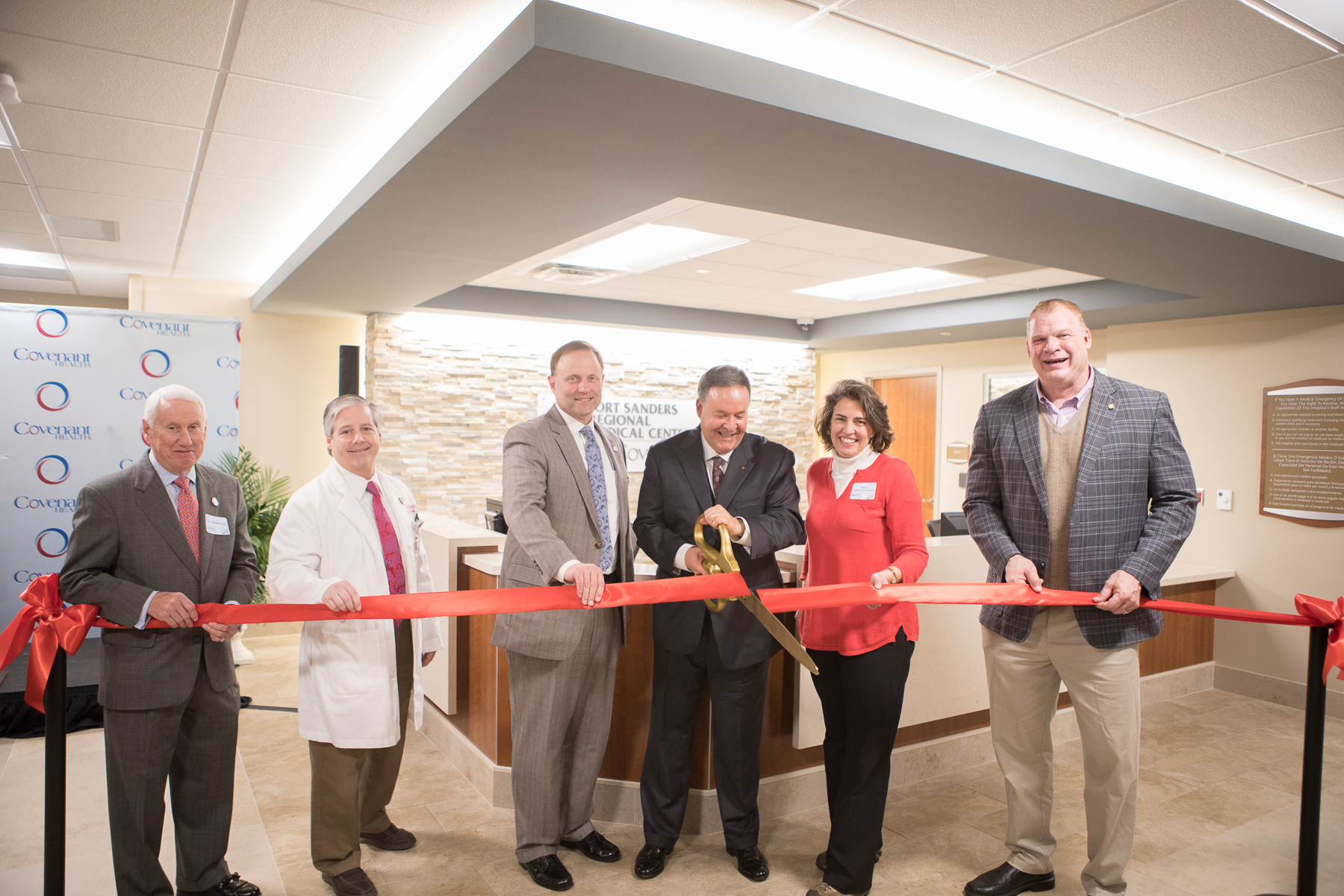 Covenant Health leaders and Knoxville’s City and County mayors help cut the ribbon on Fort Sanders Regional Medical Center’s newly renovated emergency department.
