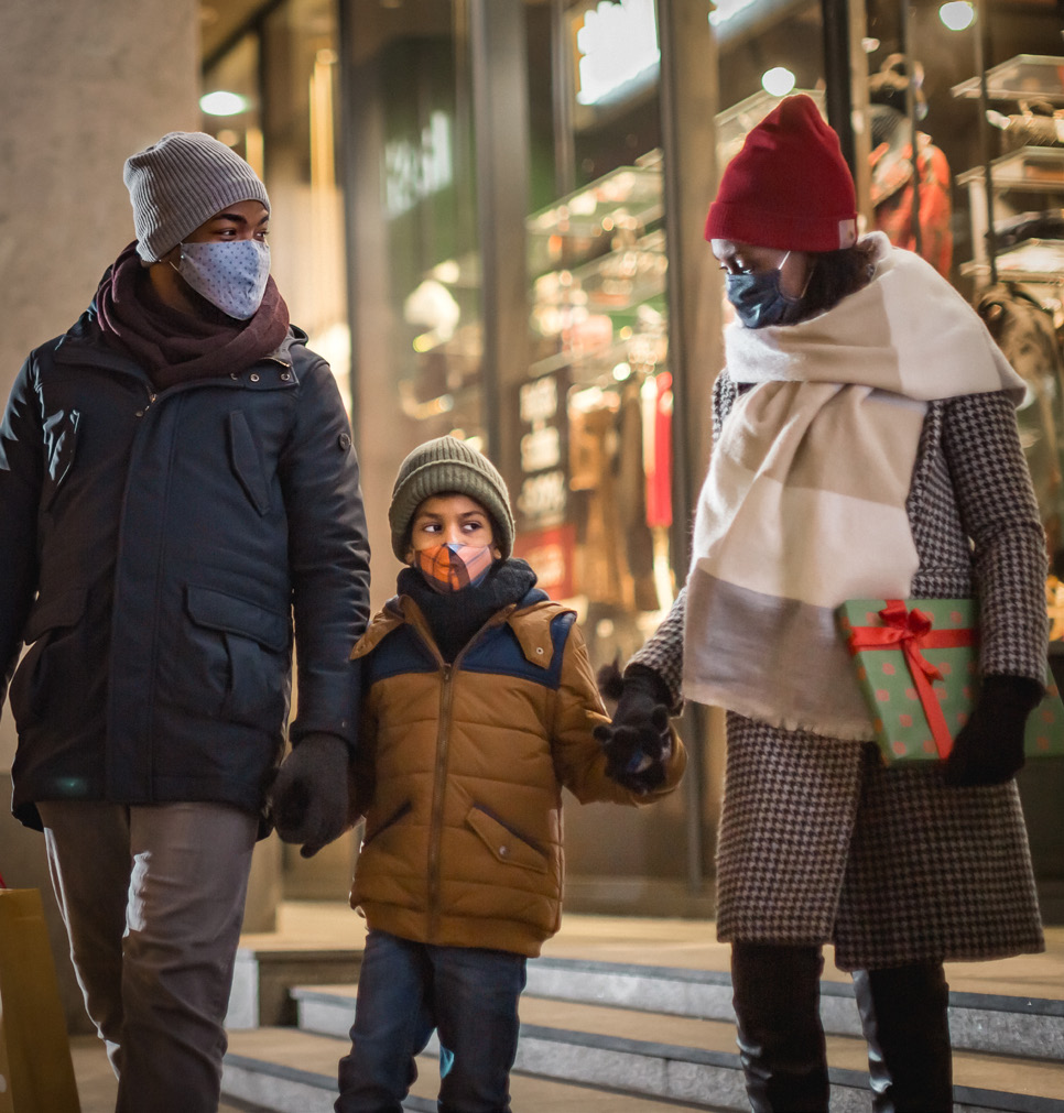 masked family holiday shopping