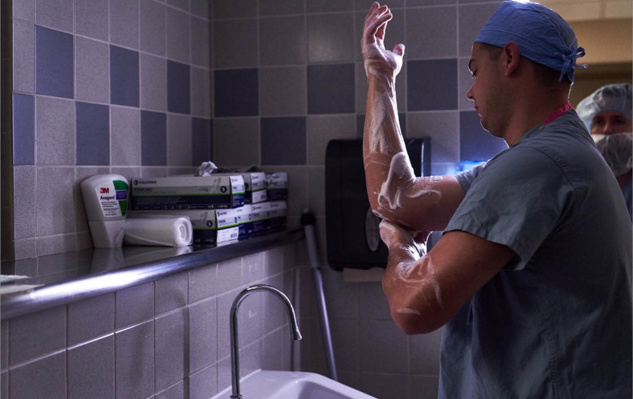 A doctor washing his hands