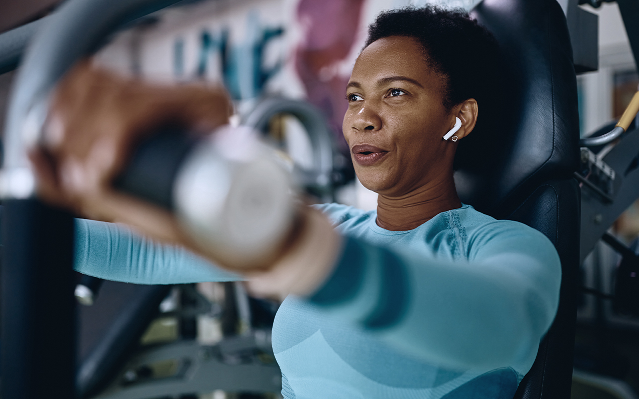 middle age female lifting weights in the gym