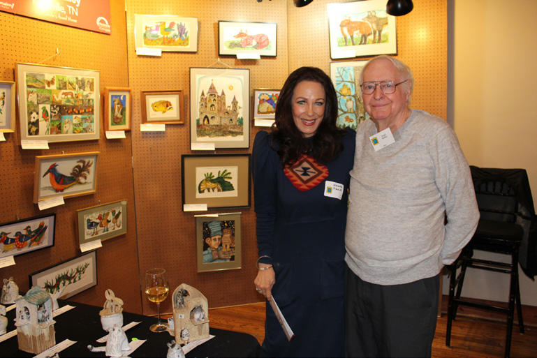 0813-2720 WWSN Arts Promo 9-25-19-v7 FINAL5 Hugh Bailey with patron at the 2018 show.