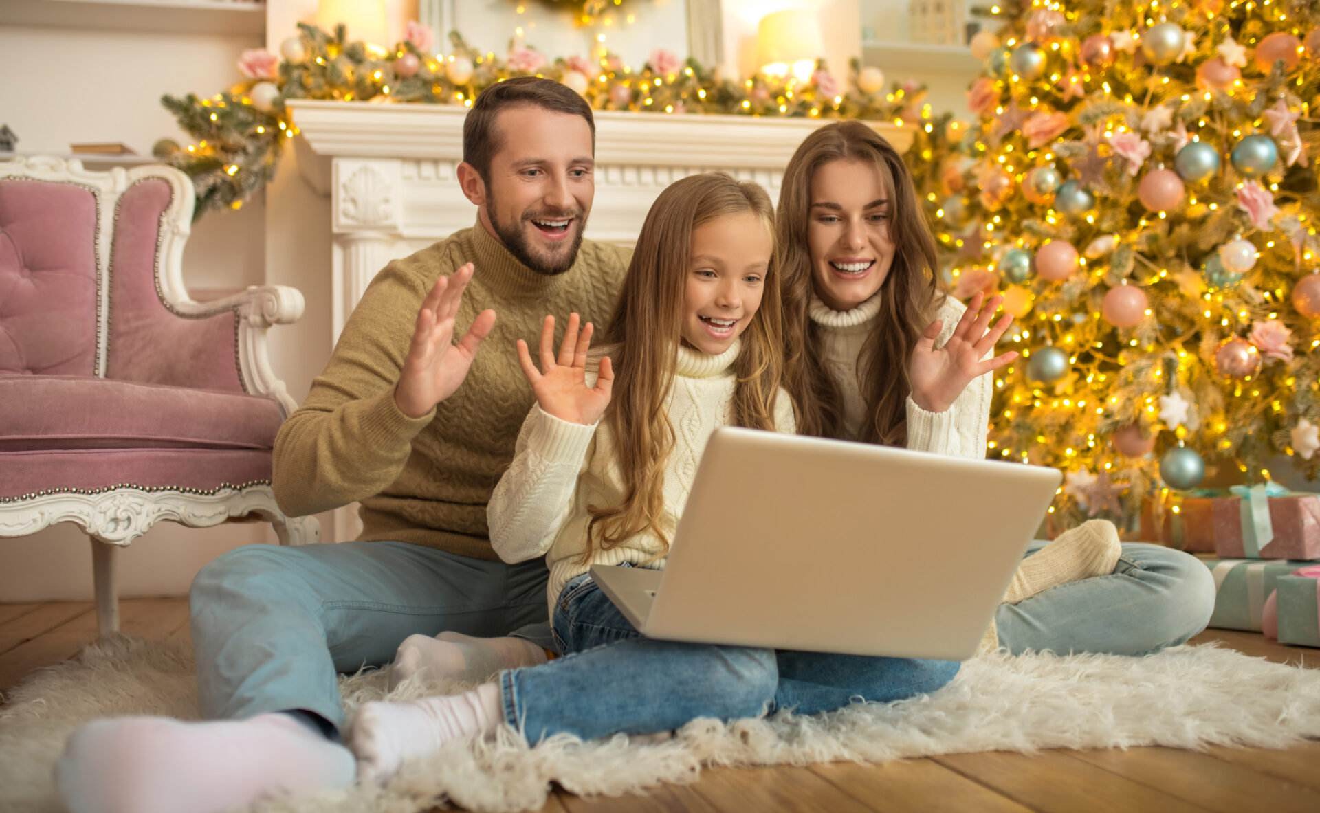 0813-3269 WSSN Holiday Handbook Run Date 12.2 Family zooming on Christmas