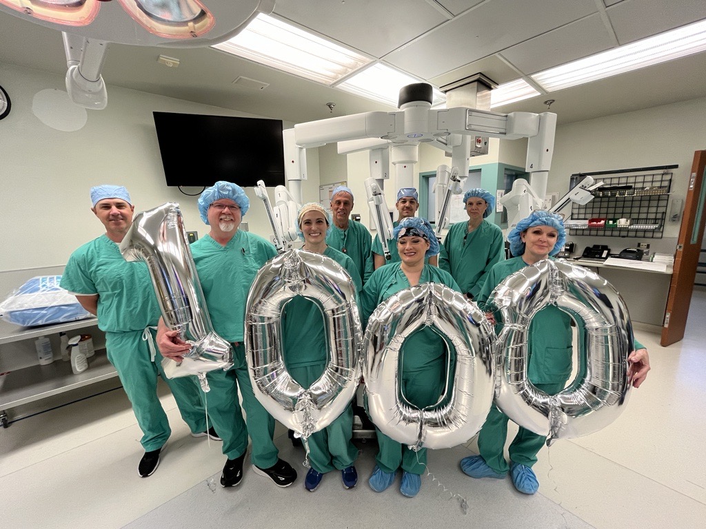 Dr. Colquitt celebrates his 1,000th bariatric case milestone with his team.