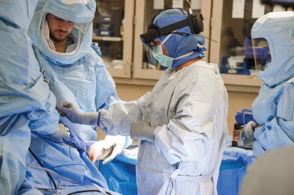 Dr. Kennon doing shoulder surgery using new technology.